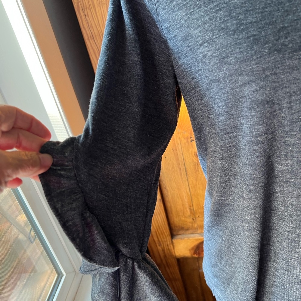 Reserved Banana Republic 3/4 sleeve top. Crew neck. Ruffled sleeve. - Picture 11 of 13